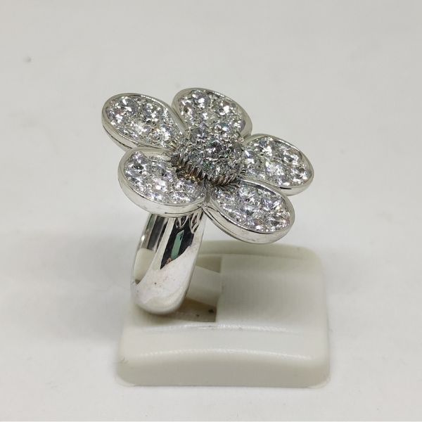 Anello in Argento a Forma di Fiore con Zirconi Bianchi