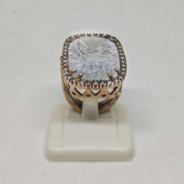 Anello Pryngeps in Argento Rosato con Cristallo Rettangolare Bianco e Zirconi Bianchi